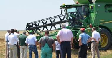 Stire din Economie : Se poate construi o agricultură modernă cu bucătari și ospătari?