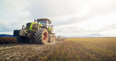 Fermierii vor putea construi pe terenurile extravilane