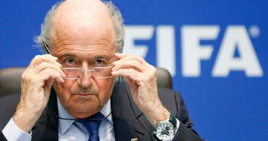 Stire din Sport : Un actor britanic a aruncat cu un teanc de bani falși în Sepp Blatter / VIDEO
