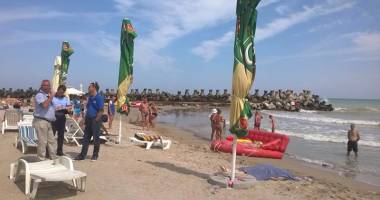 Stire din Eveniment : Bătrân înghițit  de mare.  Nepoata de 10 ani, salvată la timp