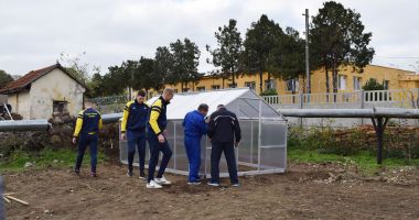 Stire din Eveniment : Seră cu zarzavaturi, în curtea Şcolii Militare de Maiştri Militari