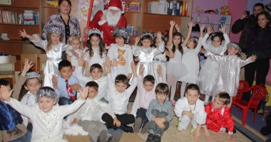 Stire din Cultură-Educație : Moș Crăciun a ajuns la prichindeii de la Grădinița 24