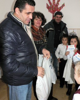 Stire din Cultură-Educație : Bucuria Crăciunului, împărtășită "în familie" la Școala gimnazială nr. 1 Poarta Albă