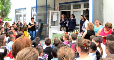 Serbare de sfârșit de an școlar cu polițiști