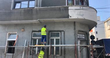 Stire din Politică-Administrație : Se reabilitează clădirile aflate în proprietatea municipalității