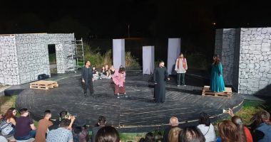 Stire din Cultură-Educație : Spectacole şi concerte la sfârşit de sezon estival. Încep "Serile de Teatru și Muzică la Pontul Euxin"
