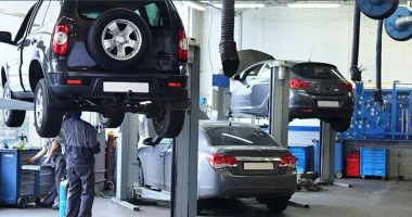 A vândut mașinile clienților în timp ce erau la reparat. Un mecanic auto a fost reținut