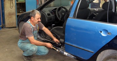 Stire din Economie : Asiguratorii pun pe butuci service-urile auto