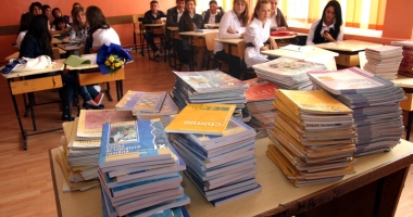 Stire din Cultură-Educație : Se schimbă manualele și programa școlară!
