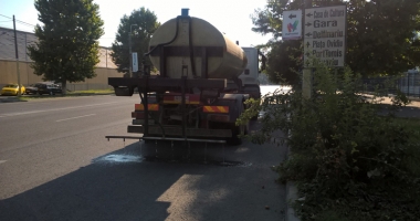 Stire din Social : Caniculă la Constanța. Se spală șoselele și puncte de prim ajutor în parcuri