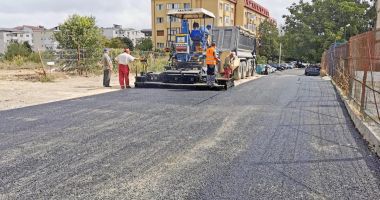 Stire din Social : Se toarnă asfalt în zona Centrului Şcolar „Albatros”