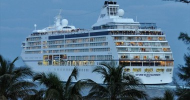 Stire din Economie : Nava de croazieră Seven Seas Mariner a ajuns în portul Constanța