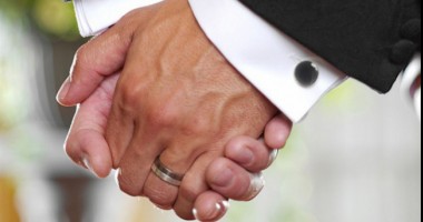 Stire din Actualitate : François Hollande a promulgat legea privind căsătoria între persoane de același sex