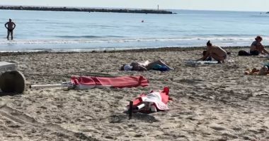 Stire din Social : Final de sezon pe litoral: Se strâng șezlongurile de pe plaje