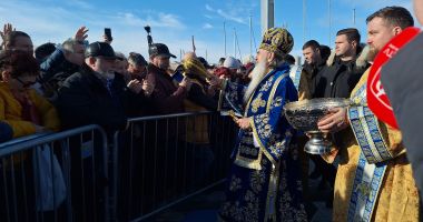 Un profesor, un inginer contructor și un tânăr sportiv sunt cei trei temerari care au scos crucile din mare, de Bobotează - 4