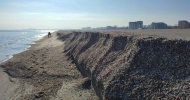 Valurile au săpat adânc în plaja extinsă din Mamaia. „Este un fenomen natural” - 2