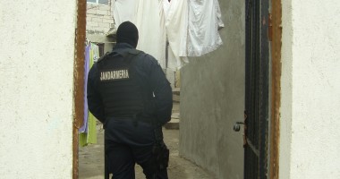 Patru suspecți, săltați de mascați în urma descinderilor de azi dimineață / Galerie foto - 3