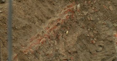 Stire din Actualitate : UPDATE "Lucrările nu au fost sistate". Un zid de cărămidă a oprit lucrările la planșeul de la Piața Unirii