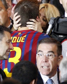 Stire din Monden : Shakira, de gâtul  lui Pique pe stadion