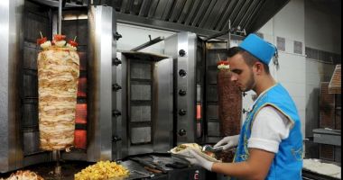 Stire din Social : Shaormeriile fac angajări. Ce salarii le oferă candidaţilor