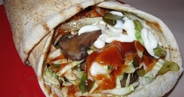Stire din Eveniment : Carne aruncată în saci, lăzi murdare, sânge închegat pe podea și mizerie! Ai grijă de unde cumperi fast-food!