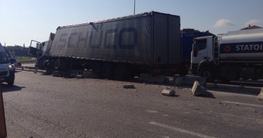 Galerie FOTO. Accident spectaculos! Un TIR a intrat în parapet, la ieșire de pe A4 - 2