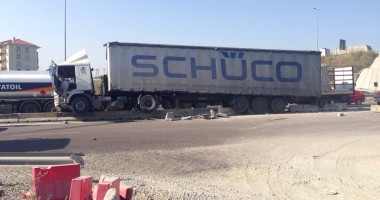 Galerie FOTO. Accident spectaculos! Un TIR a intrat în parapet, la ieșire de pe A4 - 3