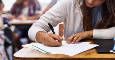 Stire din Cultură-Educație : Simularea Evaluării Naționale continuă cu proba la matematică, în contextul protestelor profesorilor