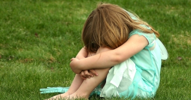 Stire din Social : CAZ CUTREMURĂTOR! / UN TATĂ ȘI-A VIOLAT FETIȚA DE NOUĂ ORI, ȘI A POSTAT TOTUL PE O REȚEA DE PORNOGRAFIE
