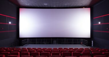 Stire din Social : Reacția cinematografului, după postarea femeii cu doi copii care nu a primit bilete în pachetul "Family"