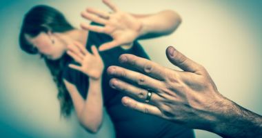 Stire din Actualitate : O femeie ar putea scăpa ÎN PREMIERĂ de acuzația de omor a soțului! Odată cu ea, mii de alte victime eliberate