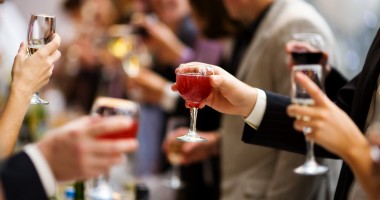 Stire din Social : Cât VIN și TĂRIE bea românul de la Crăciun până la Sfântul Ion!