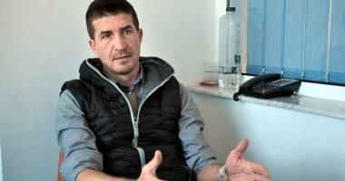 Stire din Eveniment : DRAMA UNUI CONSTĂNȚEAN SNOPIT ÎN BĂTAIE PE TRECEREA DE PIETONI. "Am apucat să-i dau copilul soției și i-am spus să fugă". Polițiștii au privit din mașină întreaga scenă