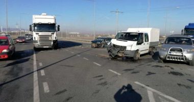 Accident la ieșirea de pe autostradă. Cinci persoane sunt rănite