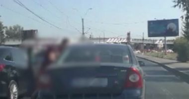Stire din Eveniment : Tânăr în stare gravă, după ce a fost înjunghiat de un șofer fără permis, în trafic