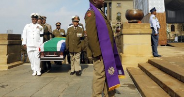 Stire din Actualitate : Sicriul cu trupul neînsuflețit  al lui Mandela, depus  la sediul președinției