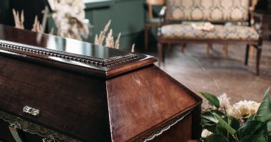 Stire din Actualitate : A sunat la urgențe, convins că soția lui a murit. Șocul tuturor când femeia și-a deschis ochii în sicriu