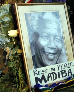 Stire din Actualitate : Sicriul lui Nelson Mandela a ajuns  la sediul executivului
