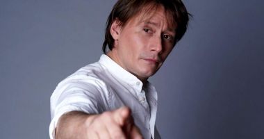 Stire din Cultură-Educație : „Şi cu pisica ce aţi făcut?”- o nouă piesă pe scena Casei de Cultură