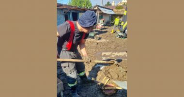 Stire din Eveniment : Pompierii constănțeni alături de sinistrații din Siliștea