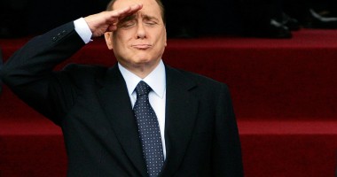 Stire din Actualitate : Italia riscă  o furtună financiară din cauza  lui Berlusconi