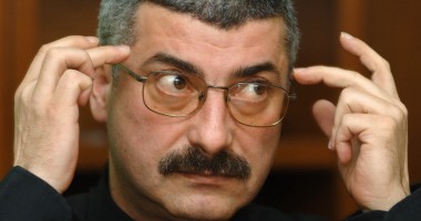 Stire din Monden : Dacă îl vezi pe stradă, nu-l recunoști. PRIGOANĂ și-a schimbat înfățișarea!