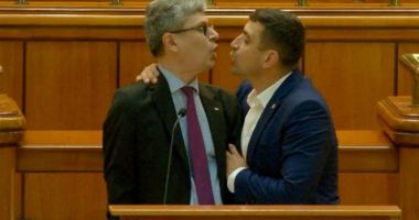 Stire din Politică-Administrație : Virgil Popescu, după ce a fost luat de gât de Simion la tribuna Parlamentului: ”Se uita amenințător în ochii mei”