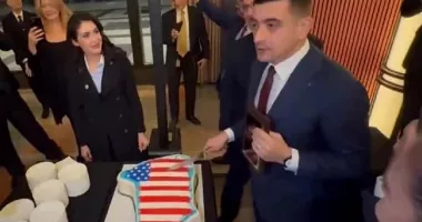 Stire din Actualitate : George Simion, filmat cu un tort în forma Groenlandei, decorat cu drapelul SUA. Reacții dure pe online