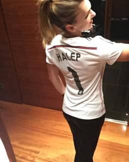 Stire din Sport : Galerie foto. Simona Halep  a îmbrăcat tricoul echipei Real Madrid