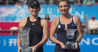Galerie foto. Simona Halep, premiată de Na Li pentru titlul de la Shenzhen - 3