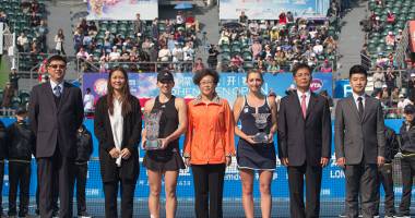 Stire din Sport : Galerie foto. Simona Halep, premiată de Na Li pentru titlul de la Shenzhen