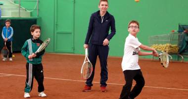 Stire din Sport : Simona Halep și Horia Tecău, "ajutoarele" lui Moș Nicolae, la Tenis Club Idu