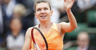 Stire din Sport : A ridicat sala în picioare! Victorie cu emoții pentru Simona Halep!