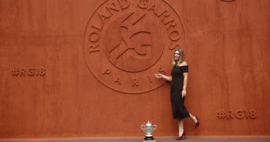 GALERIE FOTO / Simona Halep se întoarce astăzi în țară și își prezintă trofeul pe Arena Națională - 2